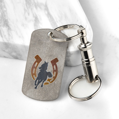 Титановый брелок "Конь: Год удачи 2026" серии Light со швейцарским карабином "Victorinox"
