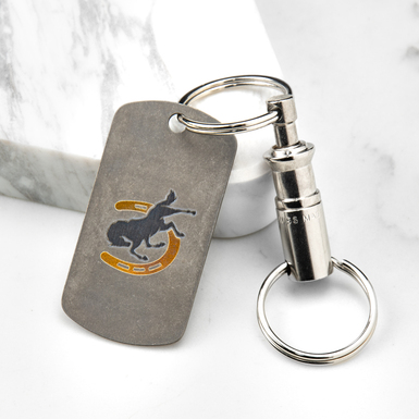 Титановый брелок "Конь: Год удачи 2026" (золотая подкова) серии Light со швейцарским карабином "Victorinox"