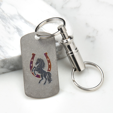 Титановый брелок "Конь: Год удачи 2026" (фиолетовая подкова) серии Light со швейцарским карабином "Victorinox"