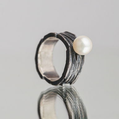 Кольцо "Pearl" с жемчугом из серебра 925 пробы и чернением
