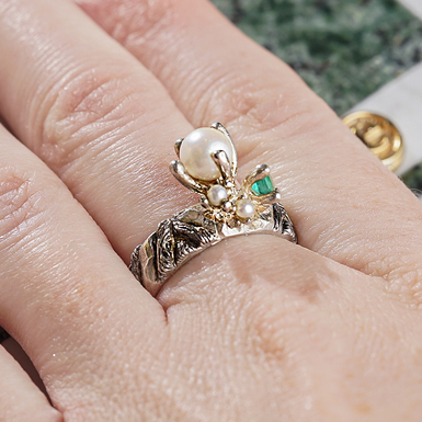 Кольцо "Celebrate" из изумруда, жемчуга и серебра 925 пробы