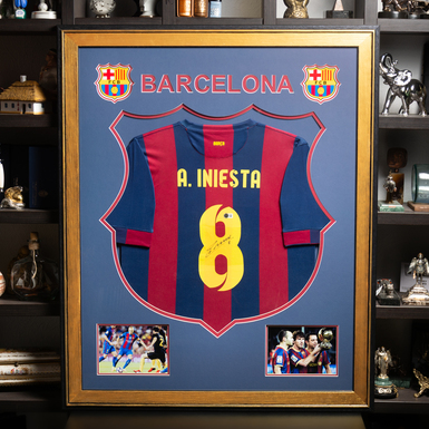 Сертифицированный автограф испанского футболиста Андреса Иньесты на футболке (91,5х111,5 см)