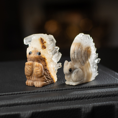 Набір з двох статуеток з кварцу та агату "Білочка та їжачок" від Stone art designe (43 г, 31 г)