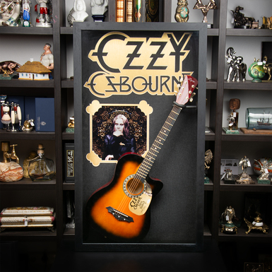 Сертифицированный автограф музыканта Оззи Осборна с гитарой (66х116х14,5 см)