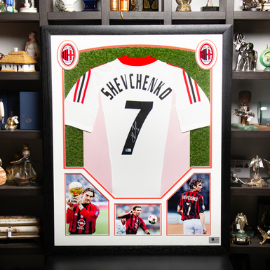 Сертифицированный автограф украинского футболиста Андрея Шевченко на футболке ФК "Milan" (88х108 см)