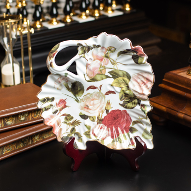 Фарфоровая тарелка Limoges "Письмо розы"