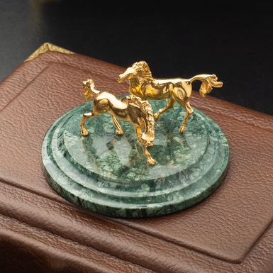 Позолоченная статуэтка "Игривые кони 2026" из латуни «Pandora» на мраморной подставке