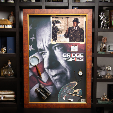 Сертифицированный автограф актера Тома Хэнкса с предметами из фильма "Шпионский мост" (107х74,5 см)