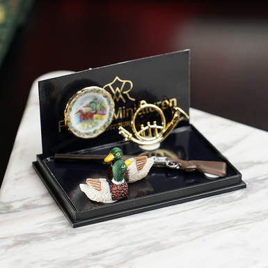 Миниатюра "Охотничий гир с винтовкой, утками, рогом и настенной тарелкой" от Reutter Miniaturen