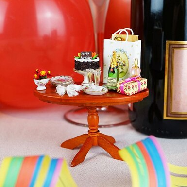 Миниатюра "Стол с подарками, шампанским и тортом" от Reutter Miniaturen