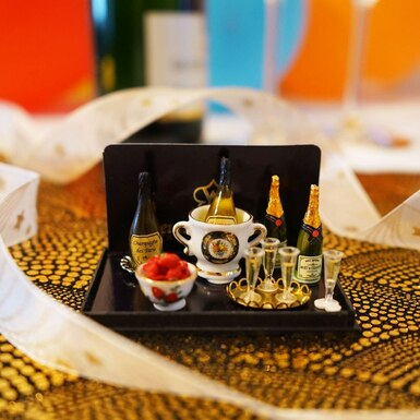 Мініатюра "Сніданок з шампанським та полуницею" від Reutter Miniaturen