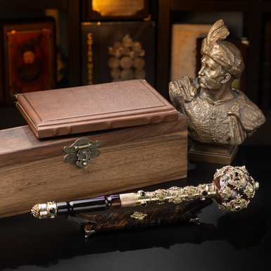 Булава "Величие" с обсидианом, кварцем, бронзой, латунью, мрамором, деревом и бархатом