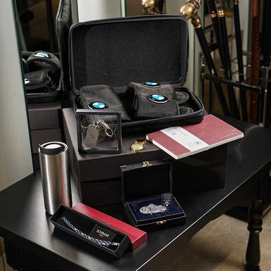 Подарочный комплект "Gift box: BMW Edition" из брелока, иконы-триптиха "Спаси и сохрани", тапочек и чехла, браслета "Sirius", термочашки "Relax Time", блокнота "Classic", зажима для денег "Mellifluous"