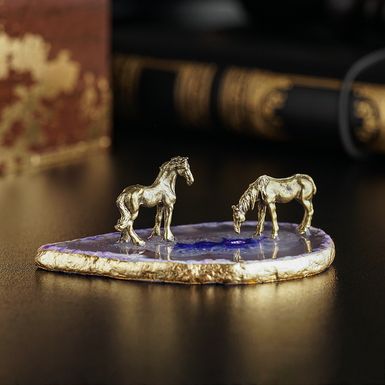 Мініатюра коні на підставці з агату із золотою поталлю "Breath of the wind" (світло-фіолетовий)