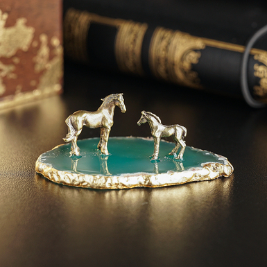 Миниатюра лошади на подставке из агата с золотой поталью "Breath of the wind" (зеленый)