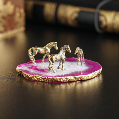 Миниатюра лошади на подставке из агата с золотой поталью "Breath of the wind" (малиновый)