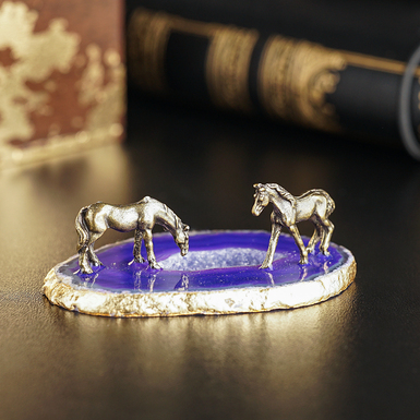 Миниатюра лошади на подставке из агата с золотой поталью "Breath of the wind" (темно-фиолетовый)