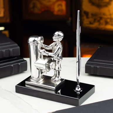 Посріблена статуетка "Добувач нафти" з підставкою для ручки від ArtBe