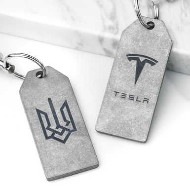 Титановый брелок "Tesla-Trident" со швейцарским карабином "Victorinox" от Calti