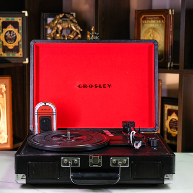 Подарочный комплект из винилового проигрывателя Cruiser Plus Portable Turntable with Bluetooth Out и портативного Bluetooth-динамика Mini Jukebox Red от Crosley