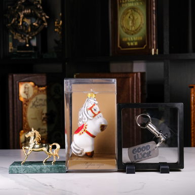 Подарочный комплект из елочной игрушки "Коник цирковой", брелока "Лошадь: Год удачи 2026" от Calti и статуэтки "Золотая Лошадь Удачи 2026" из латуни от UKRAINIAN SCULPTURE