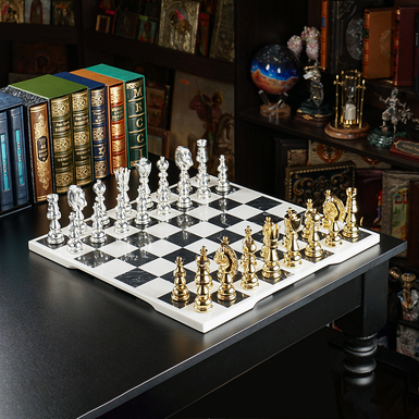 Елітний шаховий набір "Zenith", дошка з мармуру Bianco Carrara (50х50 см) та фігурки з позолотою і посрібленням від ITALFAMA