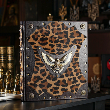 Подарункова книга "Полювання" в шкіряній палітурці з посрібленням, позолотою та кристалами Swarovski