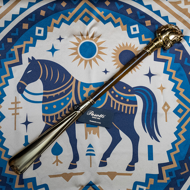 Подарунковий комплект - шовкова хустка "Степовий кінь" від Fama (лімітована колекція, 65х65 см) та ложка для взуття "Golden Horse" від Pasotti