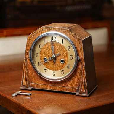 Часы "J. Smith & Sons" из латуни, дерева, 1930-40 годы