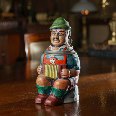 Німецький фігурний пивний кухоль "Чоловік, який грає на акордеоні"