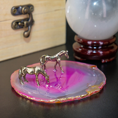 Миниатюра с двумя фигурками лошадей на подставке из агата с золотой талью "Energy of motion" (пурпурный)