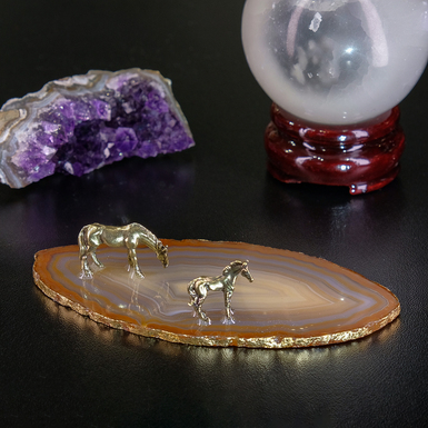 Мініатюра з двома фігурками коней на підставці з агату із золотою поталлю "Line of movement" (медово-карамельний)