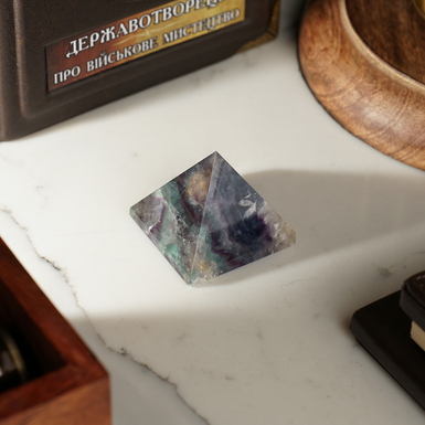 Піраміда з флюориту "Космос" від Stone Art Designe (77 г)