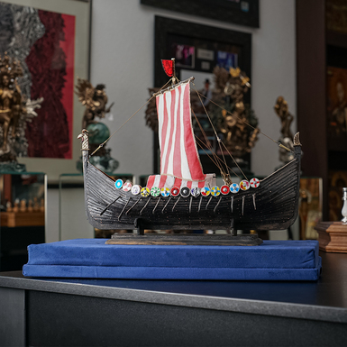 Модель човна вікінгів "Кнорр" з дерева ручної роботи під склом