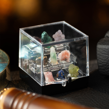 Миниатюрная витрина с коллекцией минералов "Жизнь" от Stone Art Designe (гранат, малахит бархатный, агат виноградный, пирит, хлоритный кварц, солнечный камень, розовый турмалин, азурит, хризолит; 20 г)