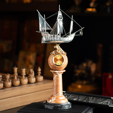 Санта-Мария на мраморной колонне с часами от Евгения Епура