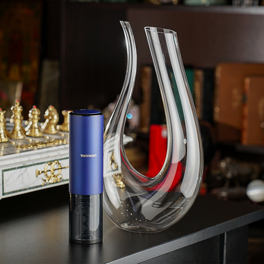 Комплект з декантера "Ethereal" та автоматичного електроштопора для вина від Wine Enthusiast (синій)