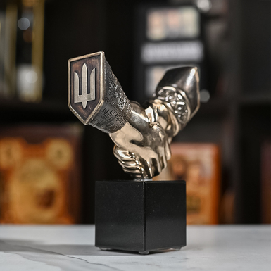 Бронзовая скульптура "Единение" на гранитном постаменте от Vizuri