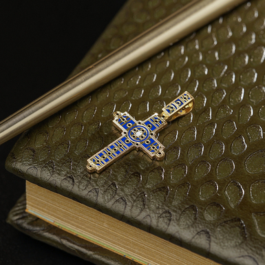 Золотой нательный крест с эмалями "Благовещение" от Lobortas