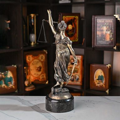 Бронзова скульптура "Феміда" на лабрадоритовому постаменті від В'ячеслава Аглоткова