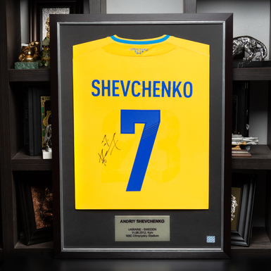 Автограф футболиста Андрея Шевченко на футболке из собственной коллекции коллекционера Николая Оскомы