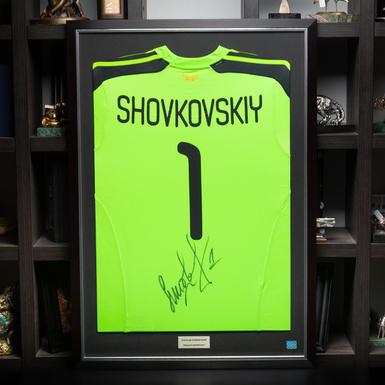 Автограф футболиста Александра Шовковского на футболке из собственной коллекции коллекционера Николая Оскомы