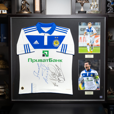 Автографы футболистов Александра Алиева и Артема Милевского на футболке из собственной коллекции коллекционера Николая Оскомы