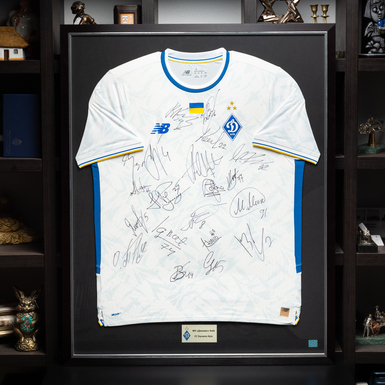 Автографы футболистов ФК ''Динамо" Киев на футболке из собственной коллекции коллекционера Николая Оскомы