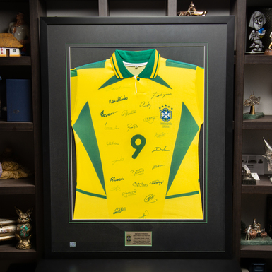 Автографы футболистов сборной Бразилии на футболке из собственной коллекции коллекционера Николая Оскомы
