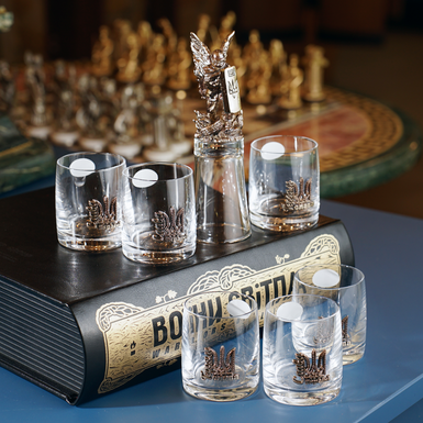 Подарунковий набір для горілки з 6 чарок і 1 "штрафної" чарки "Воїни світла" (коричневий)