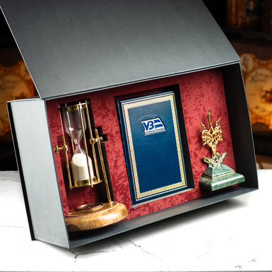 Подарочный комплект – дневник "Укрзализныця", винтажные песочные часы "Royal compass - 1953", авторская статуэтка Герб Украины Трезубец и подарочная коробка