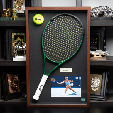 Автограф теннисистки Марты Костюк на теннисной ракетке из собственной коллекции коллекционера Николая Оскомы