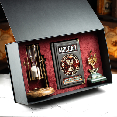 The gift set includes the book "Mossad: The Most Outstanding Operations of Israeli Intelligence" by Michael Bar-Zohar and Nissim Mishal, a vintage "Royal Compass - 1953" hourglass, a custom-made figurine of the Coat of Arms of Ukraine, the Trident, and a gift box