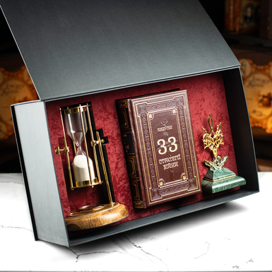The gift set includes Robert Greene's book "33 Strategies of War," a vintage hourglass "Royal Compass - 1953," a custom-made figurine of the Coat of Arms of Ukraine, the Trident, and a gift box
